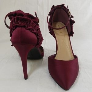 NWOT Max Studio Satin Pump with Ruffles Sz 11